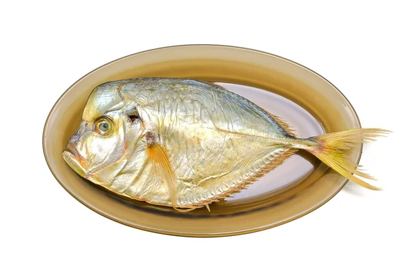 Vomer ryby wędzone na płytce na białym tle. — Zdjęcie stockowe