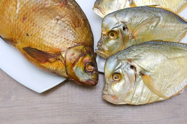Closeup chutný uzených ryb na dřevěné pozadí — Stock fotografie