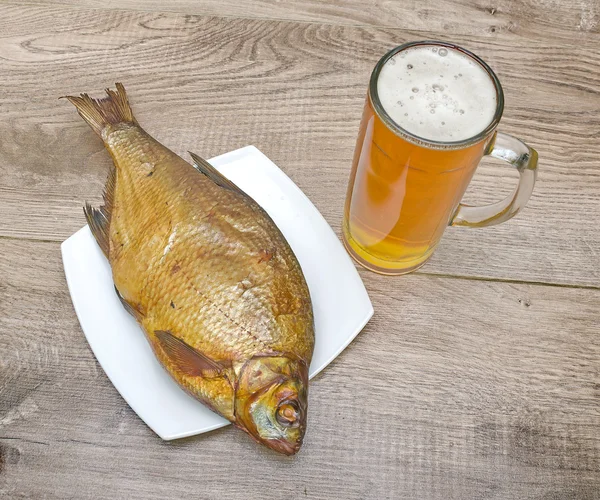 Füstölt, keszeg és egy pohár sör egy fából készült asztal — Stock Fotó