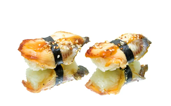 烟熏鳗鱼寿司用反射的白色背景上 — 图库照片