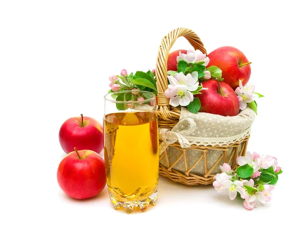 Ein Glas Saft und ein Korb mit Äpfeln auf weißem Hintergrund — Stockfoto
