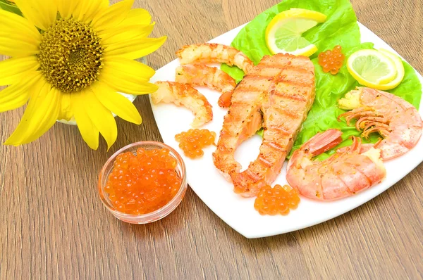 Salmon grilled steak, grilled shrimp and red caviar on a wooden — Stock Photo, Image