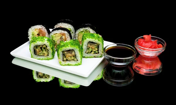 Comida japonesa - sushi, molho de soja e gengibre conservado em escabeche em um b preto — Fotografia de Stock