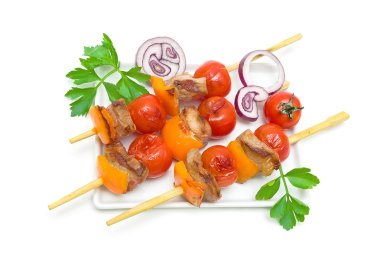  beyaz izole bir tabakta sebze ile et şiş 