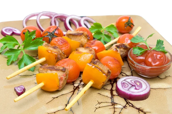 Kebab com verduras e verdes em uma chapa closeup . — Fotografia de Stock