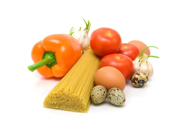 Gemüse, Eier und Spaghetti auf weißem Hintergrund — Stockfoto