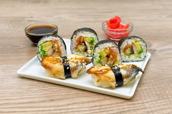 Sushi japonés y rollos en un plato blanco —  Fotos de Stock