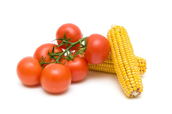 Primer plano de tomates y maíz sobre fondo blanco — Foto de Stock