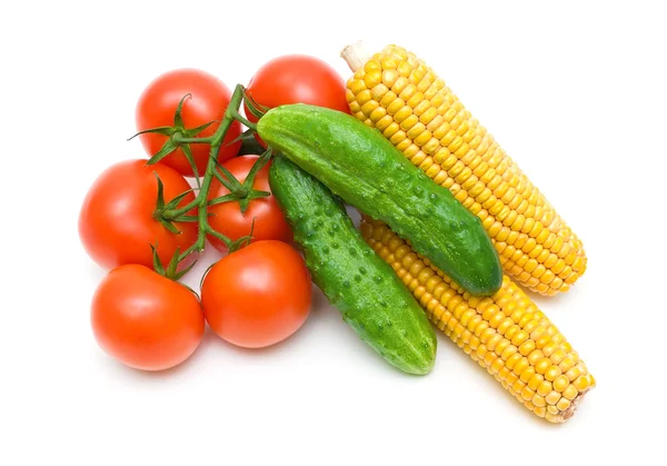 Tomates, concombres et maïs isolés sur fond blanc — Photo