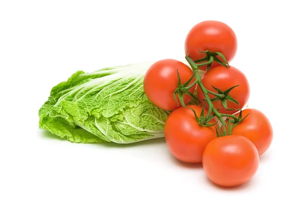 Tomates e alface sobre fundo branco — Fotografia de Stock