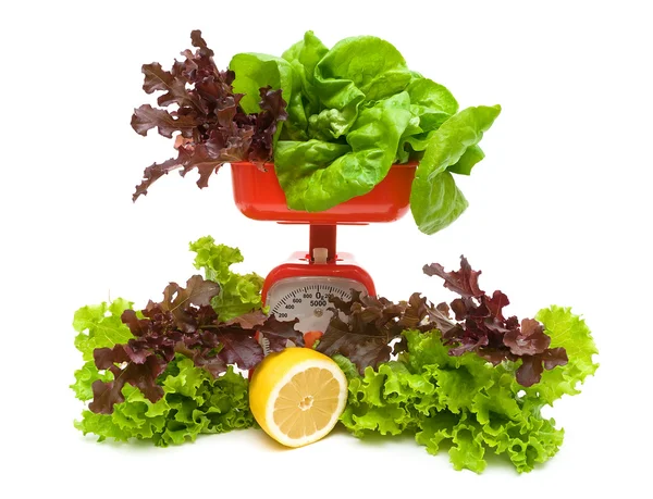 Taze salata, limon ve mutfak ölçekler üzerinde beyaz backgr izole — Stok fotoğraf