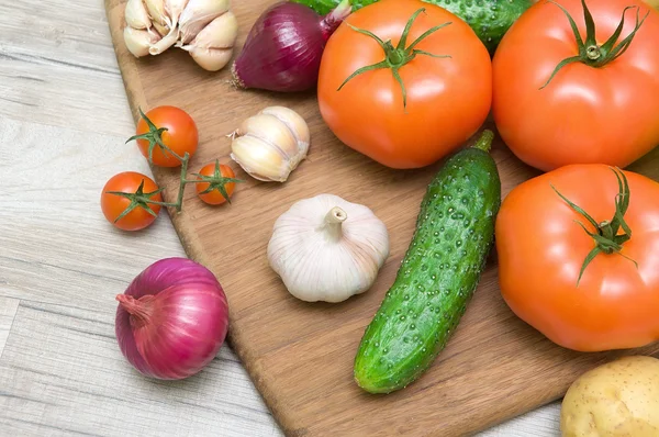 Legumes close-up no fundo de madeira — Fotografia de Stock