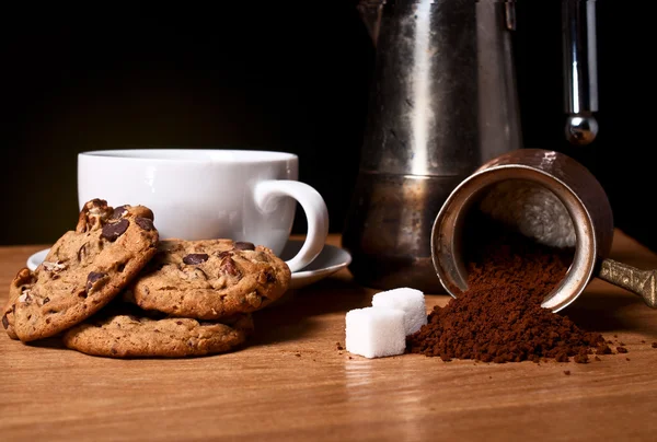 Białe filiżanka kawy z ciasteczka owsiane — Zdjęcie stockowe
