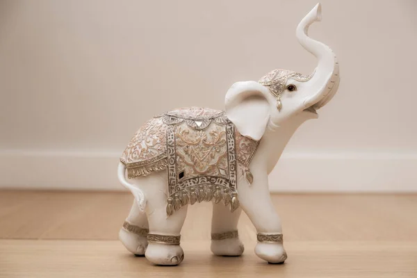 Figurinha Elefante Indiano Branco Com Ornamentos Espelho Vidro — Fotografia de Stock