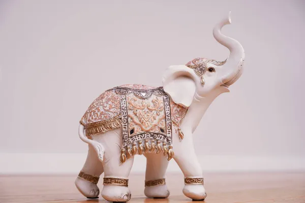 Figura Elefante Indio Blanco Con Espejo Adornos Vidrio — Foto de Stock