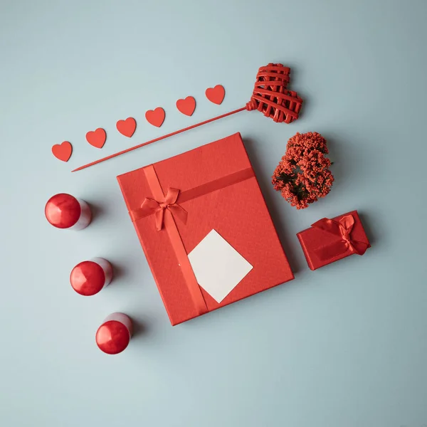 Červené Dárkové Prvky Uspořádány Světle Modrém Pozadí Valentines Minimal Concept — Stock fotografie