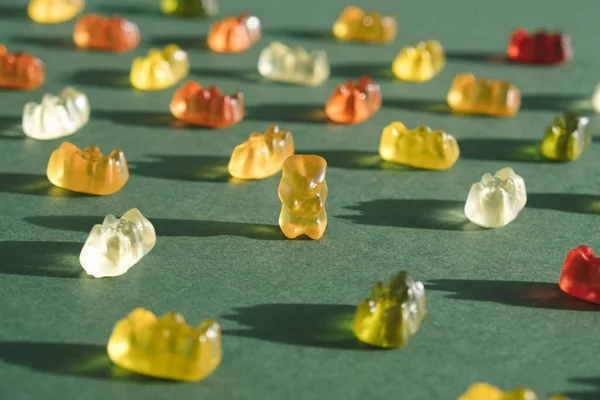 Urso Doces Macios Amarelo Sentado Fundo Verde Escuro Conceito Mínimo — Fotografia de Stock