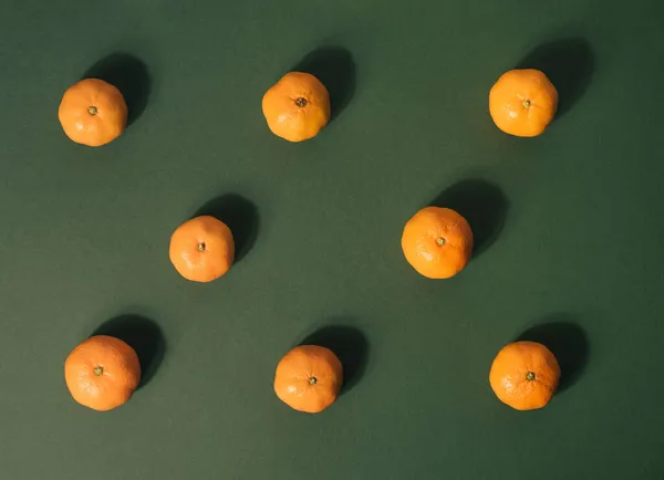Organiska Tangeriner Arrangerade Mörkgrön Bakgrund Minimal Planläggning — Stockfoto