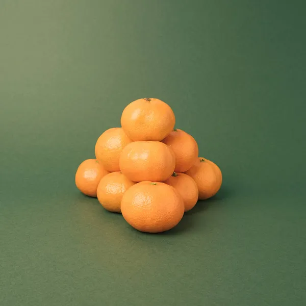 Piramida Tangerine Segar Dengan Latar Belakang Hijau Pastel Minimal Masih — Stok Foto