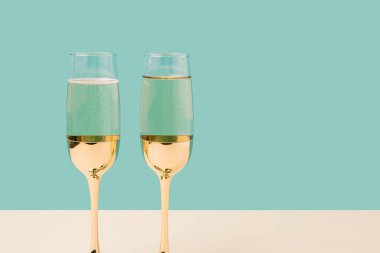 Noel hediyeleri turkuaz arka planda ayarlandı. Asgari tatil kavramı