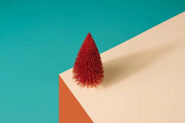 Pohon Natal Merah Pada Latar Belakang Geometris Pastel Dengan Efek — Stok Foto