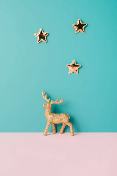 Zlatá Sobí Figurka Ornamentálními Hvězdami Nahoře Pastelovém Pozadí Minimální Vánoční — Stock fotografie