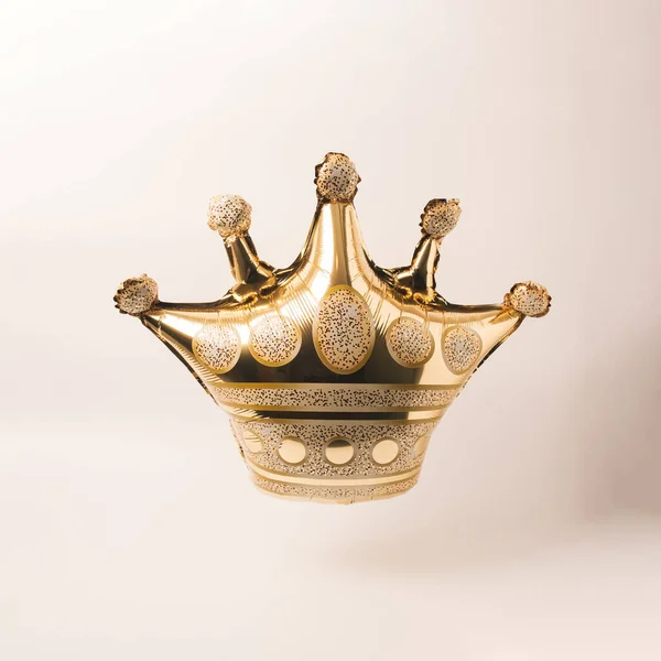 Coroa Ouro Forma Balão Flutuante Fundo Bege Conceito Mínimo Celebração — Fotografia de Stock