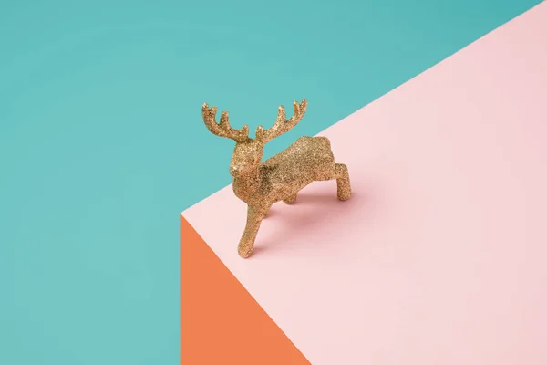 圣诞树驯鹿饰物在几何彩色背景上 最少寒假的概念 — 图库照片
