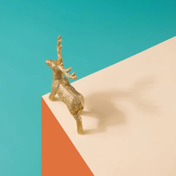 Patung Rusa Emas Pada Latar Belakang Surealis Pastel Konsep Minimal — Stok Foto