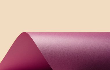 Açık sarı bir zemin üzerinde mor pembe eğimli şekil. Asgari özet arkaplan