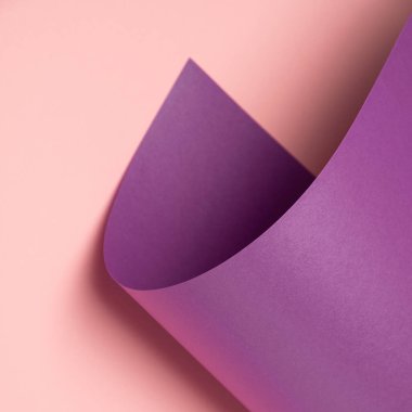 Pastel menekşe, açık pembe arka planda kağıt çarşaf salladı. Asgari kare arkaplan