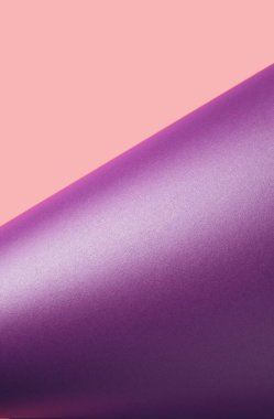 Lavanta renkli kağıt, pastel pembe yüzey körüklerini ortaya çıkarmak için döndü. En düşük menekşe arkaplanı