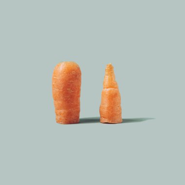 Açık yeşil arka planda ikiye bölünmüş taze havuç. Sağlıklı beslenme konsepti