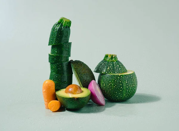 Olika Grönsaker Arrangemang Med Vattendroppar Mot Den Ljusgröna Bakgrunden Vegansk — Stockfoto