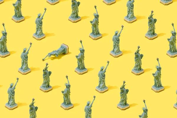 Statue Liberty Figurine Pattern Strong Yellow Background Usa Politics Minimal — Fotografia de Stock