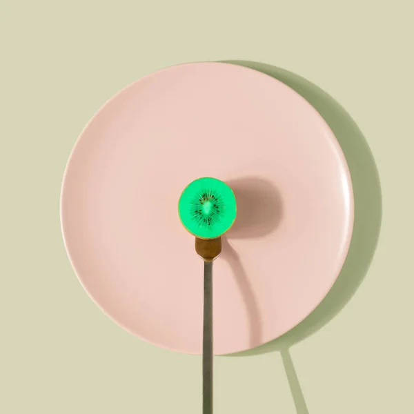 Neon Green Kiwi Fruit Fork Pastel Pink Plate Konsep Minimal — Stok Foto