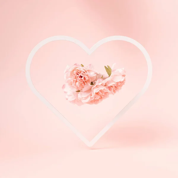 Heart Shaped Frame Artificial Flowers Pastel Pink Background Minimal Romantic — Stok Foto
