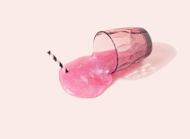 Pembe balçık bardaktan dökülüyor ve pipet dışarı çıkıyor. Sanal yaşam minimum konsept.