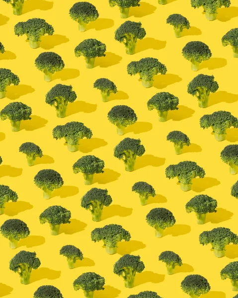 Mönster Gröna Broccoli Blommor Gul Bakgrund Minimalt Koncept För Hållbar — Stockfoto