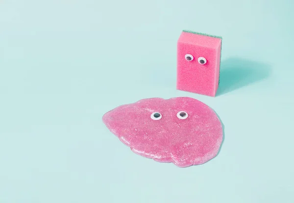 Pink Spons Dengan Mata Sebelah Meleleh Satu Terbuat Dari Lendir — Stok Foto