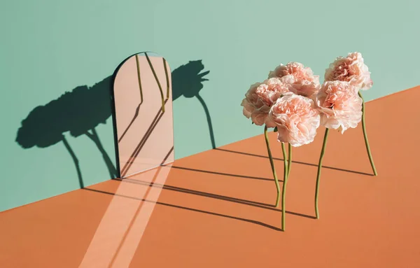 Bunga Buatan Mengambang Samping Cermin Latar Belakang Bunga Artistik Surealis — Stok Foto
