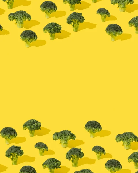 Broccoli Blommor Arrangerade Stark Gul Bakgrund Begreppsmässig Bakgrund Till Hållbar — Stockfoto