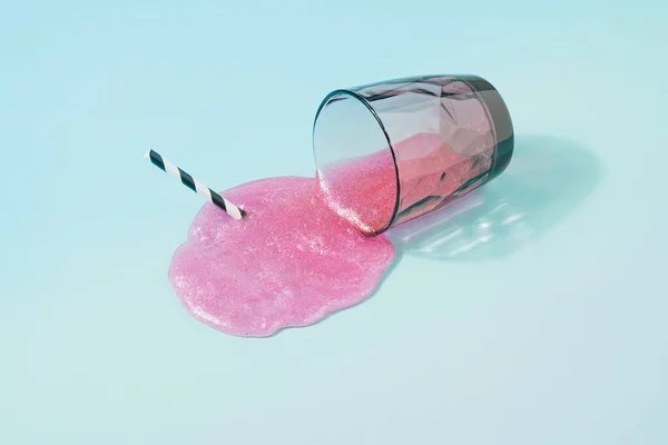 Kaca Menumpahkan Lendir Merah Muda Dengan Jerami Minum Pada Latar — Stok Foto