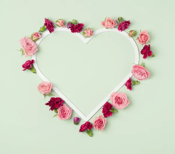Bingkai Hati Dengan Bunga Berwarna Warni Sekitarnya Pada Latar Belakang — Stok Foto