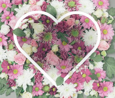 Kalp şeklinde çeşitli renkte çiçek aranjmanları. Romantik Sevgililer Günü geçmişi