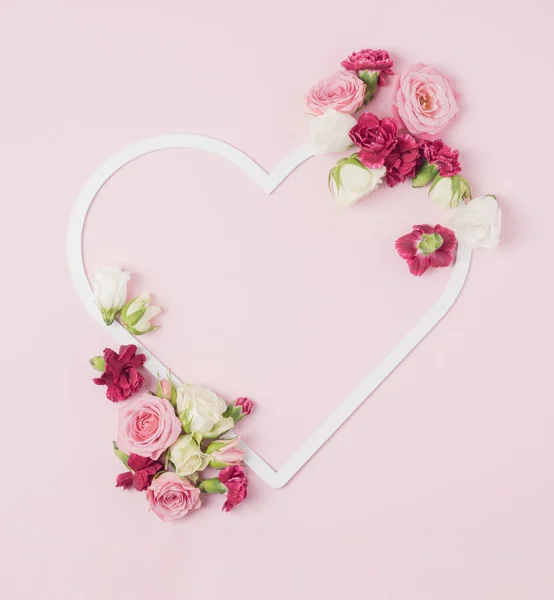 Bingkai Berbentuk Hati Dengan Bunga Bunga Musim Semi Berwarna Warni — Stok Foto