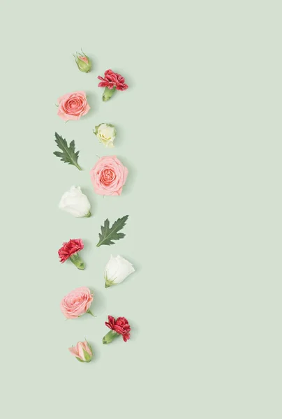 Roses Dan Pinks Diatur Pada Latar Belakang Hijau Muda Romantis — Stok Foto