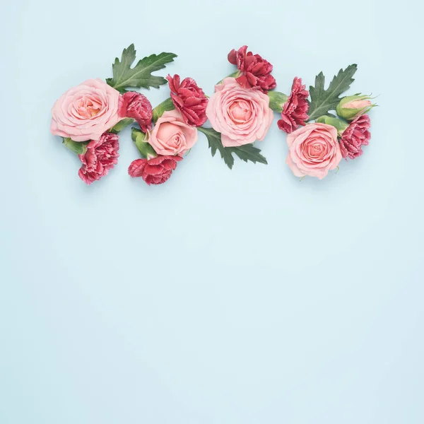 Warna Bunga Musim Semi Dengan Latar Belakang Biru Pastel Spring — Stok Foto