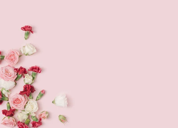 Berbagai Bunga Musim Semi Tumpah Latar Belakang Pastel Merah Muda — Stok Foto