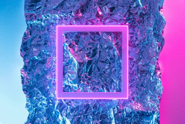 Pembe neon çerçeveli metalik grunge yüzeyi. Geçmişe dönük gelecekçilik soyut arkaplan. 